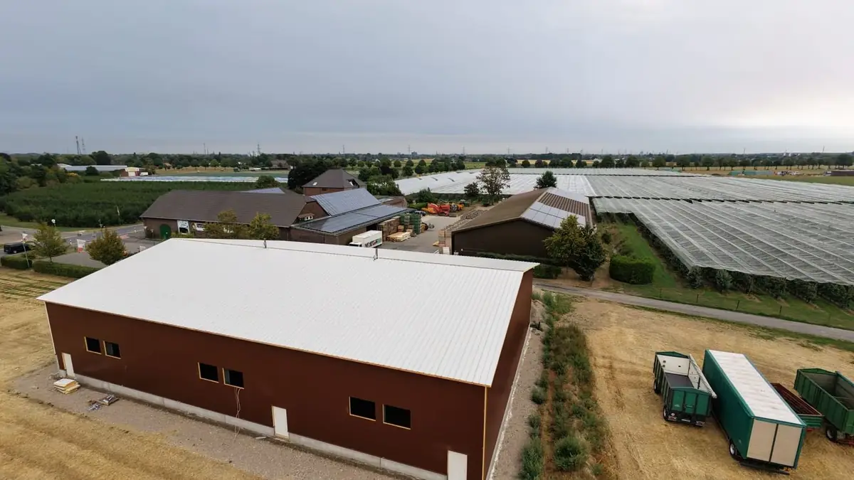 Hallenmontage aus der Vogelperspektive – Dachfläche einer Industriehalle